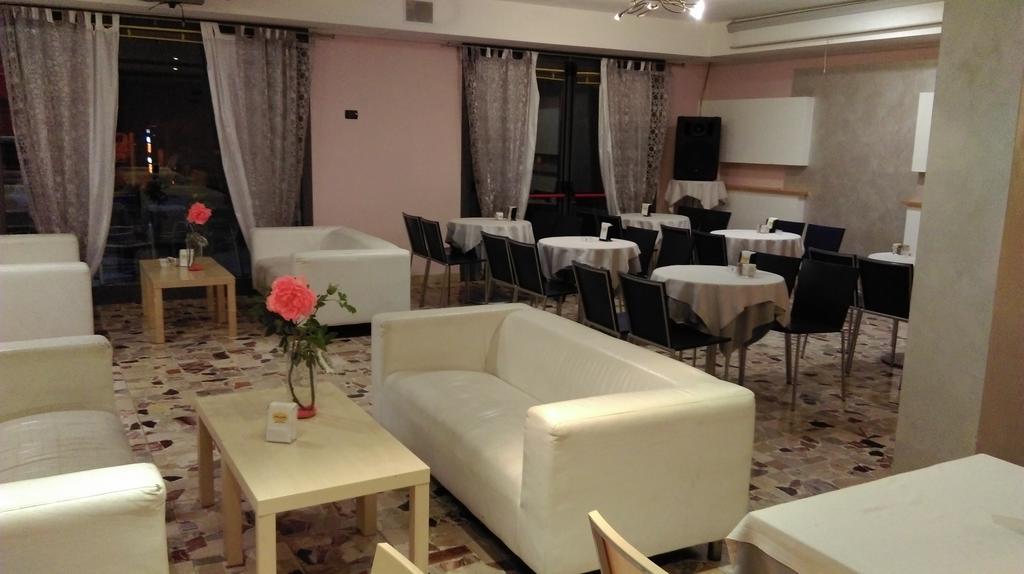 Hotel Flaminio Tavernelle Serrungarina Екстериор снимка