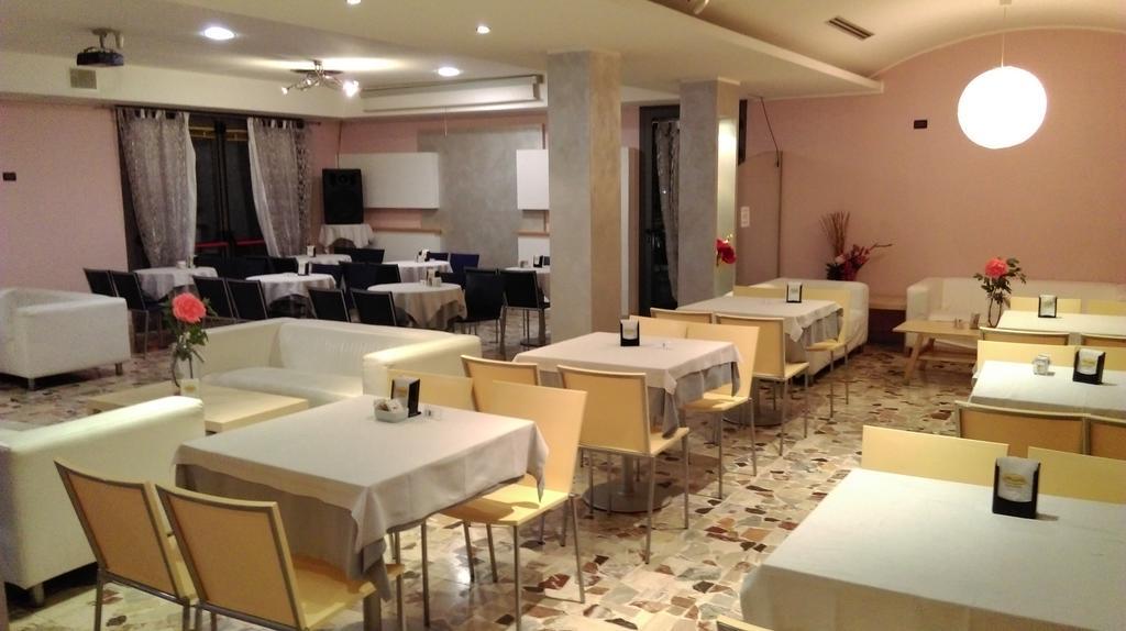 Hotel Flaminio Tavernelle Serrungarina Екстериор снимка