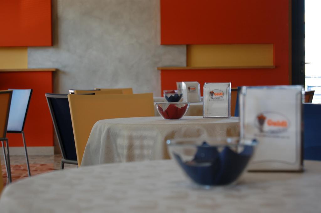 Hotel Flaminio Tavernelle Serrungarina Екстериор снимка