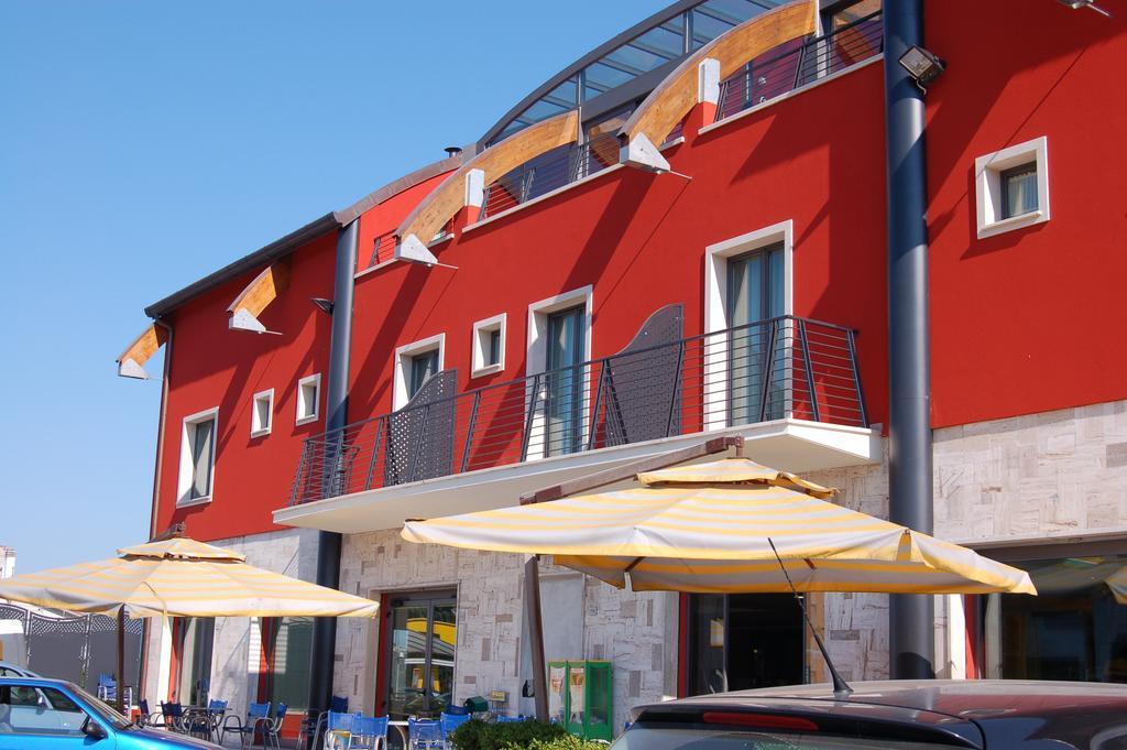 Hotel Flaminio Tavernelle Serrungarina Екстериор снимка