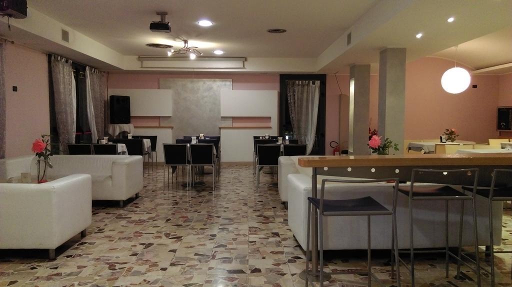 Hotel Flaminio Tavernelle Serrungarina Екстериор снимка