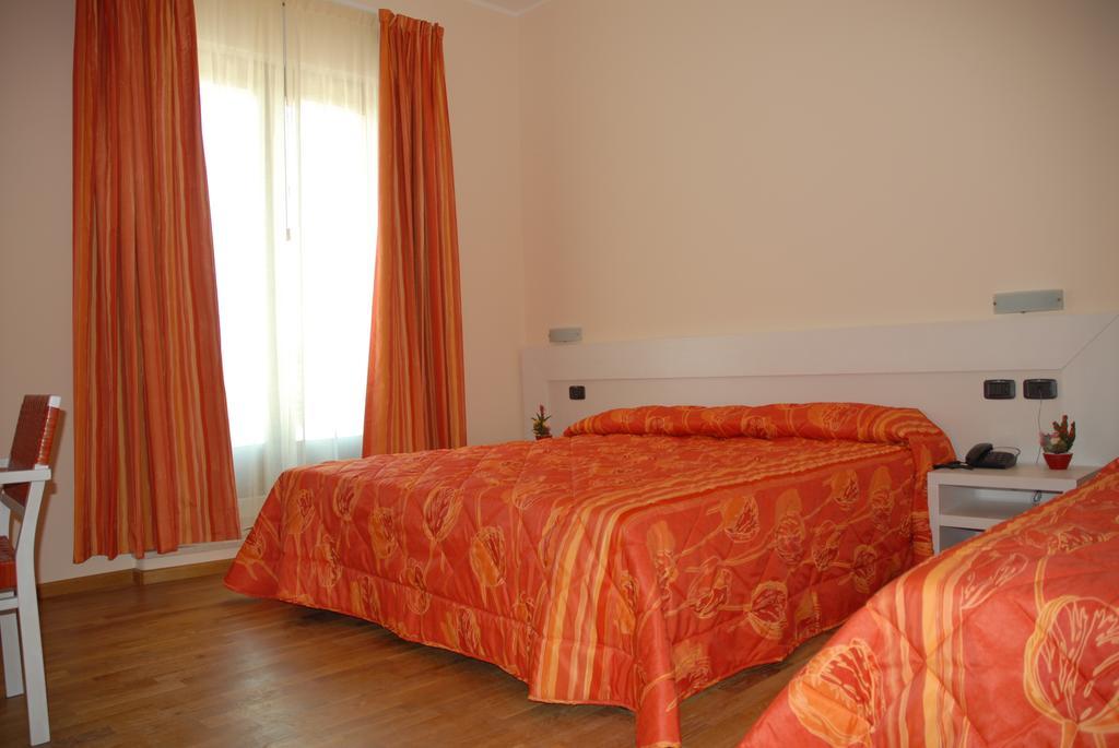 Hotel Flaminio Tavernelle Serrungarina Екстериор снимка