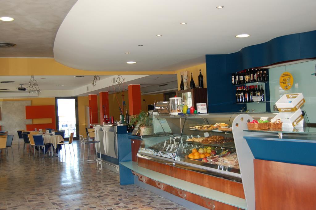 Hotel Flaminio Tavernelle Serrungarina Екстериор снимка
